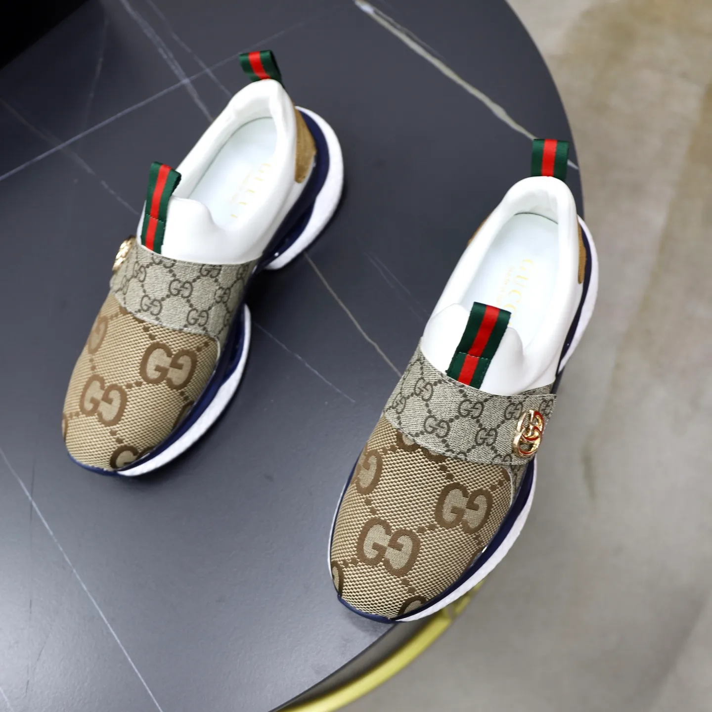 Ex-factory price: 442💰🙅‍♂️🙅‍♂️🙅‍♂️ Brand: GUCCI Standard code: 38-44 (45 customized) Grade: Same as the official website Material: Original leather splicing, comfortable and breathable lining, original wear-resistant outsole Style category: Men's fashionable casual shoes, running shoes, noble luxury brand elements, top luxury Color: actual picture color